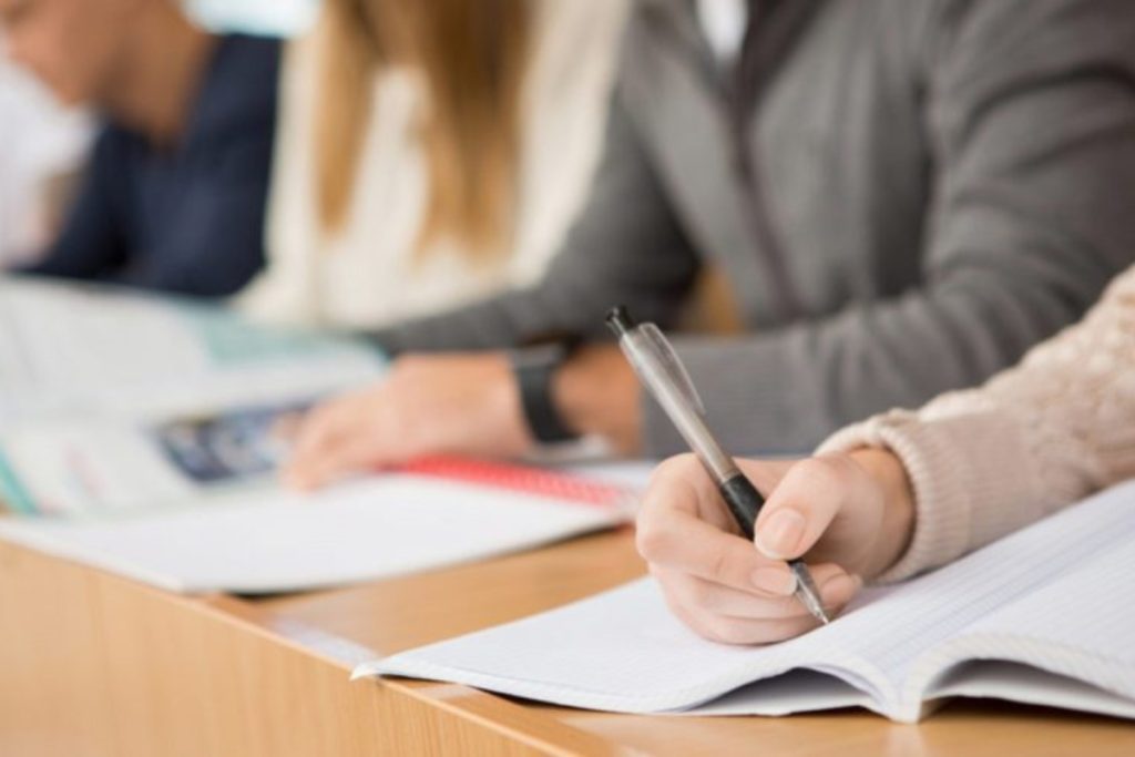 Căști în urechi sau cu telefonul ascuns pe sub haine. Profesorii au copiat mai mult la titularizare decât elevii la Bacalaureat