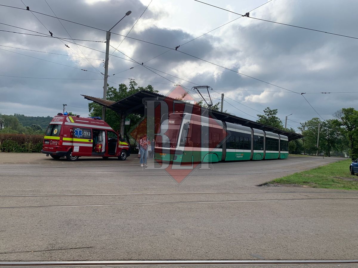 Incident la Iaşi. O femeie a avut nevoie de îngrijiri medicale, după ce a căzut într-un tramvai – FOTO