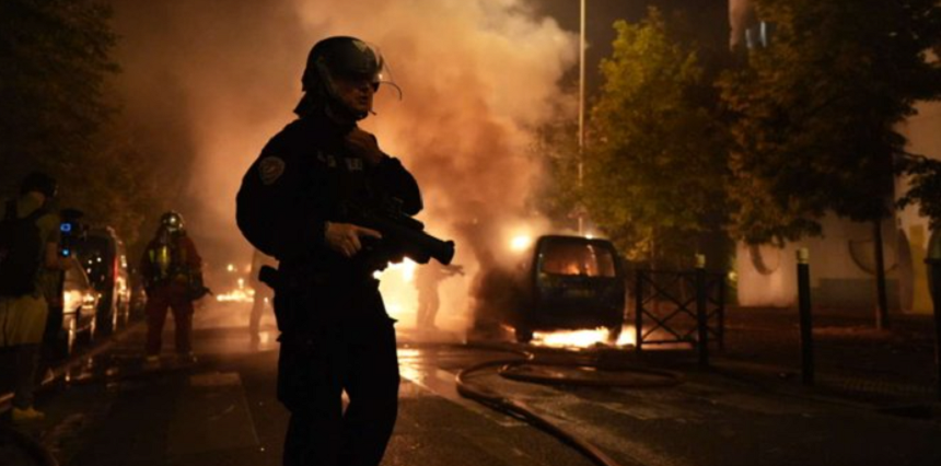 Un primar din Franța acuză protestatarii că au vrut să-l asasineze. Soţia şi unul dintre cei doi copii ai săi au fost răniţi