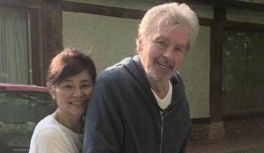 Percheziții la domiciliul lui Hiromi Rolin, ”dama de companie” a lui Alain Delon. Care sunt acuzațiile aduse acesteia