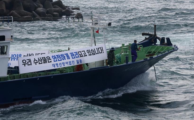 Japonia aprobă eliberarea în mare a apei radioactive de la Fukushima, deși demersul a fost aspru criticat