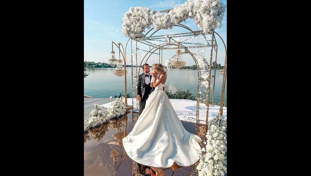 Dani Oțil și Gabriela Prisăcariu s-au căsătorit religios. Ce ținute au abordat invitații – GALERIE FOTO