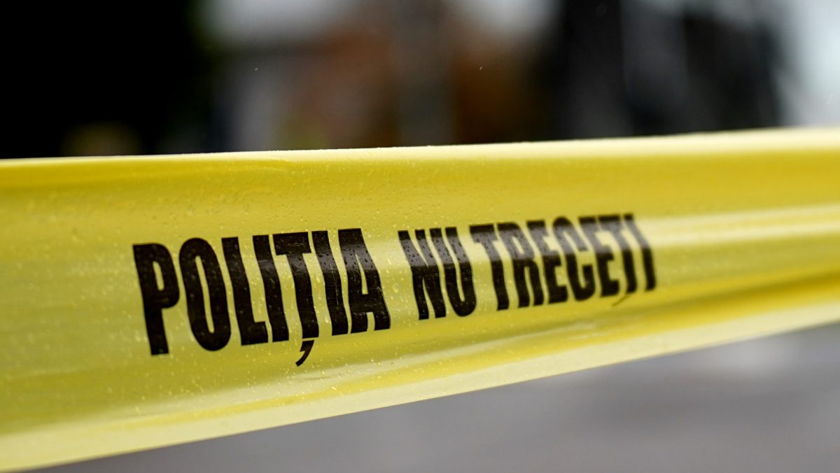 Descoperire șocantă într-o locuință din Sibiu. O femeie a fost găsită fără suflare. Iubitul ei ar fi stat două zile cu cadavrul în casă