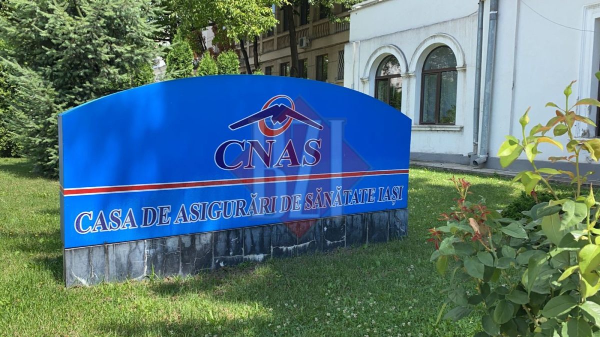 Protest masiv în faţa Casei Judeţene de Asigurări de Sănătate din Iași