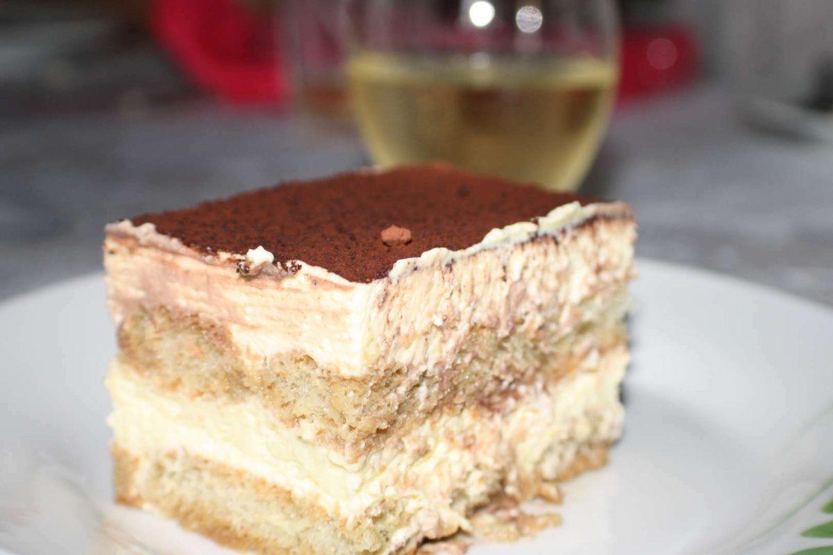 Rețetă tiramisu cu mascarpone și frișcă fără ouă. Un desert delicios de se topește în gură
