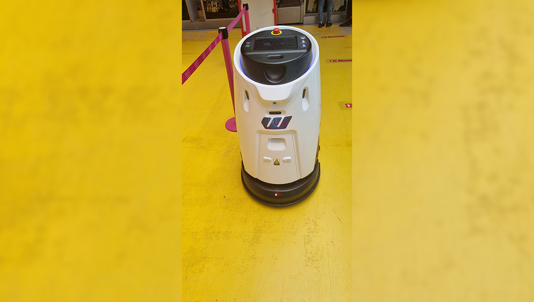 Aeroportul Iași testează un robot de curățenie, în valoare de 45.000 euro