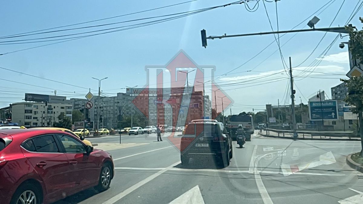 Atenție, șoferi! Nu merg semafoarele în Podu Roș: „M-a lovit o mașină cu oglinda, aproape să mă dea pe jos”