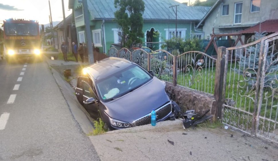 Un şofer a intrat cu toată maşina într-un şanţ, în Mijlocienii Bârgăului. Cinci persoane sunt rănite, printre care doi copii
