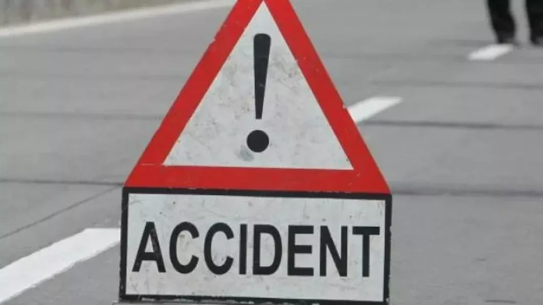 Accident rutier în municipiul Iași. Un autoturism a intrat într-un stâlp, iar o persoană este inconştientă