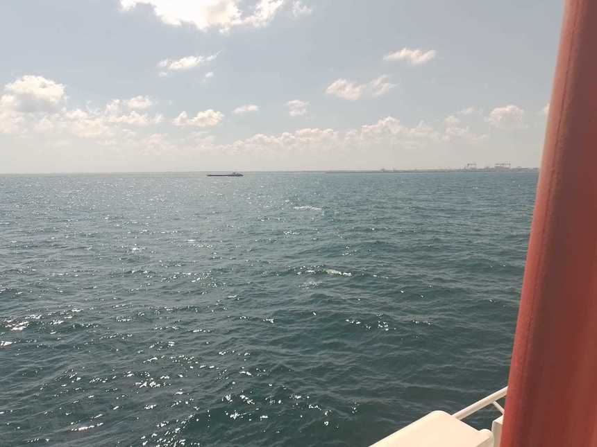 Alertă pe mare! Două nave ale ARSVOM supraveghează o ambarcaţiune aflată în pericol de scufundare – VIDEO
