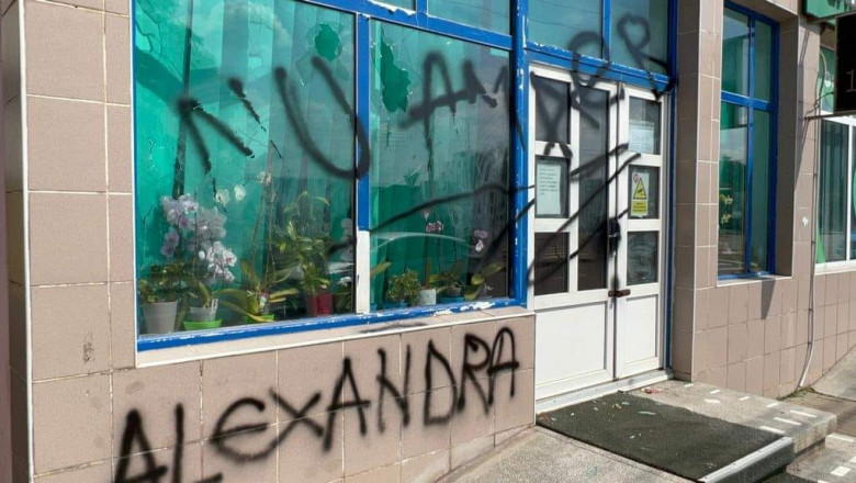Botoșănenii au scris „Nu am aer” și „Alexandra” pe fațada cabinetului privat al unui medic acuzat că nu a intervenit să o ajute pe tânăra de 25 de ani care a murit
