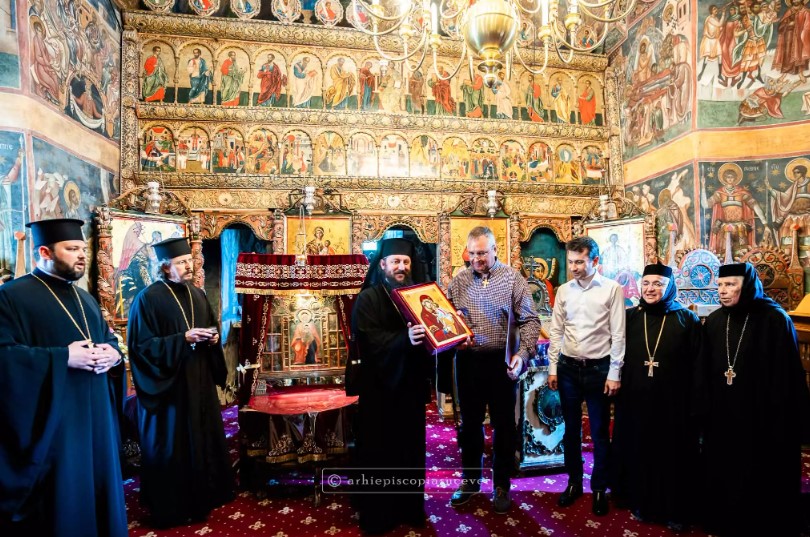 Nicolae Ciucă a primit Ordinul „Crucea Bucovinei”, cea mai înaltă dinstincție a Arhiepiscopiei Sucevei și Rădăuților