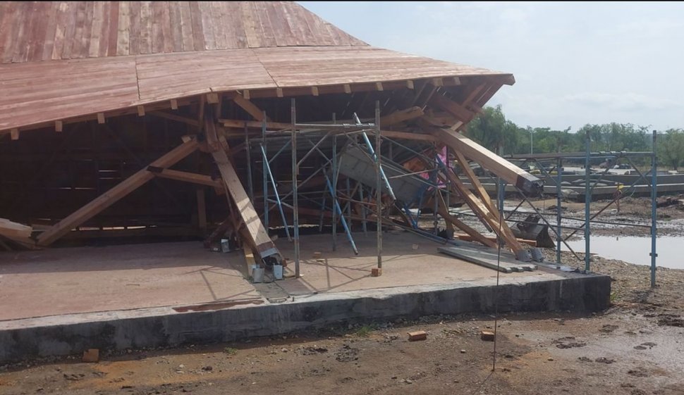 O construcție care marca Bătălia de la Podul Înalt a căzut înainte de inaugurare. Proiectul a valorat peste 2,5 milioane de euro – FOTO
