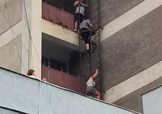 Incendiu la un hotel din Băile Felix. Turiștii s-au evacuat din clădire pe o scară exterioară – VIDEO