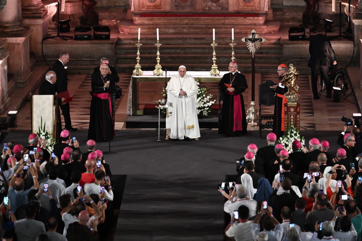 Papa Francisc chestionează Occidentul pe fondul războiului Rusiei din Ucraina: „Pe ce curs navigați?”
