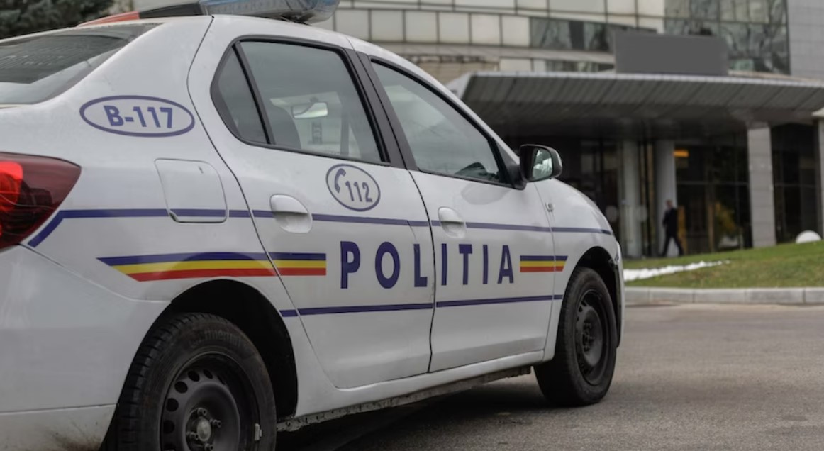 Un tânăr de 22 de ani a furat o mașină și a intrat în gardul unei case. Era sub influenţa alcoolului, a drogurilor şi nu avea nici permis