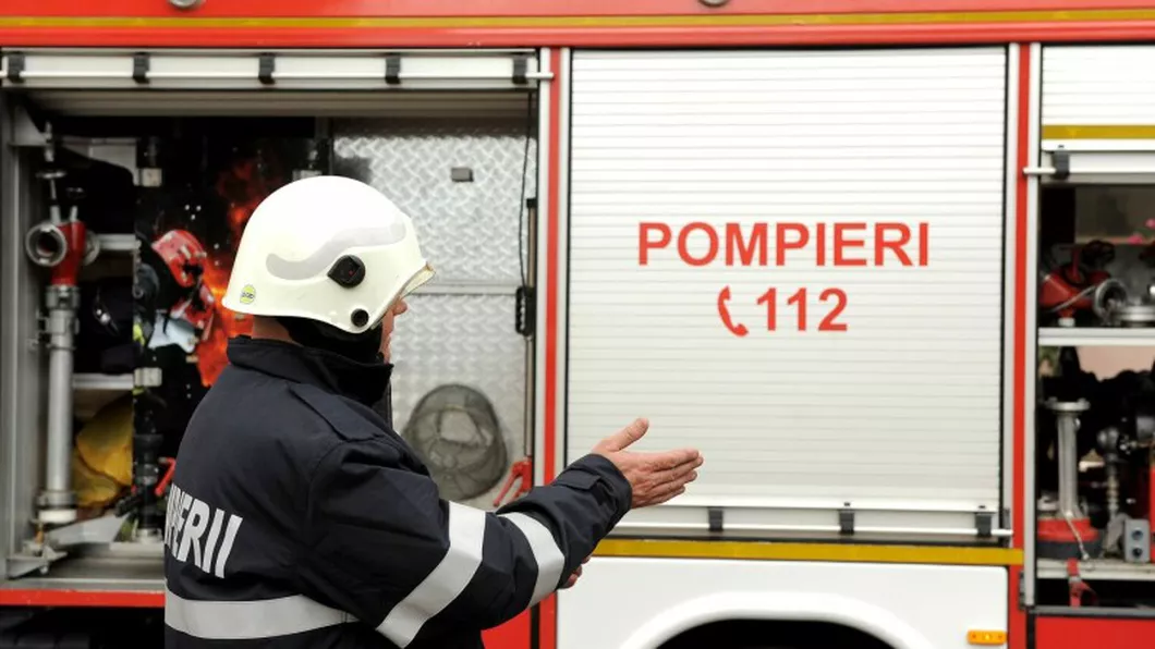 Incendiu în municipiul Iași. Un punct de colectare a deșeurilor cu pubele din plastic a fost cuprins de flăcări