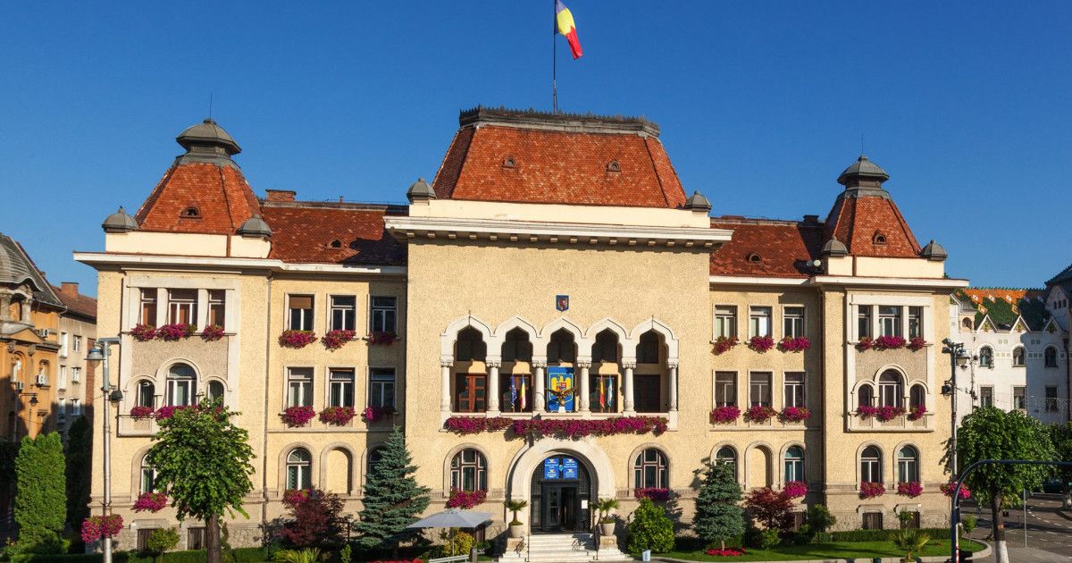 Incident la Primăria Tg. Mureș. O angajată, surprinsă în timp ce-și face nevoile într-o sticlă