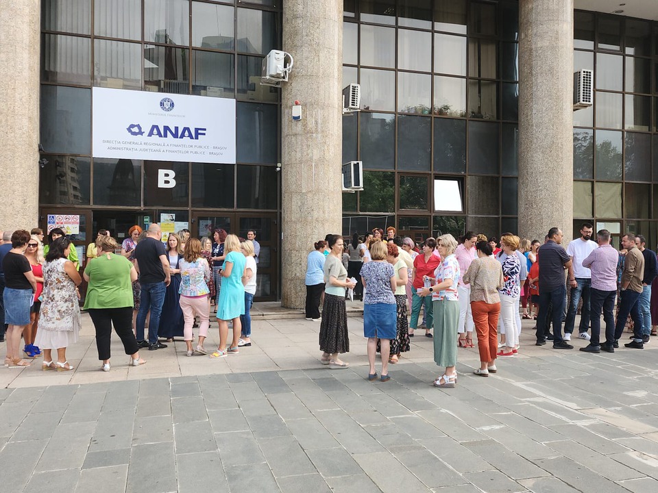 O nouă zi, un nou protest al angajaților din Finanțe. Solicitările administrațiilor fiscale nu au fost soluționate