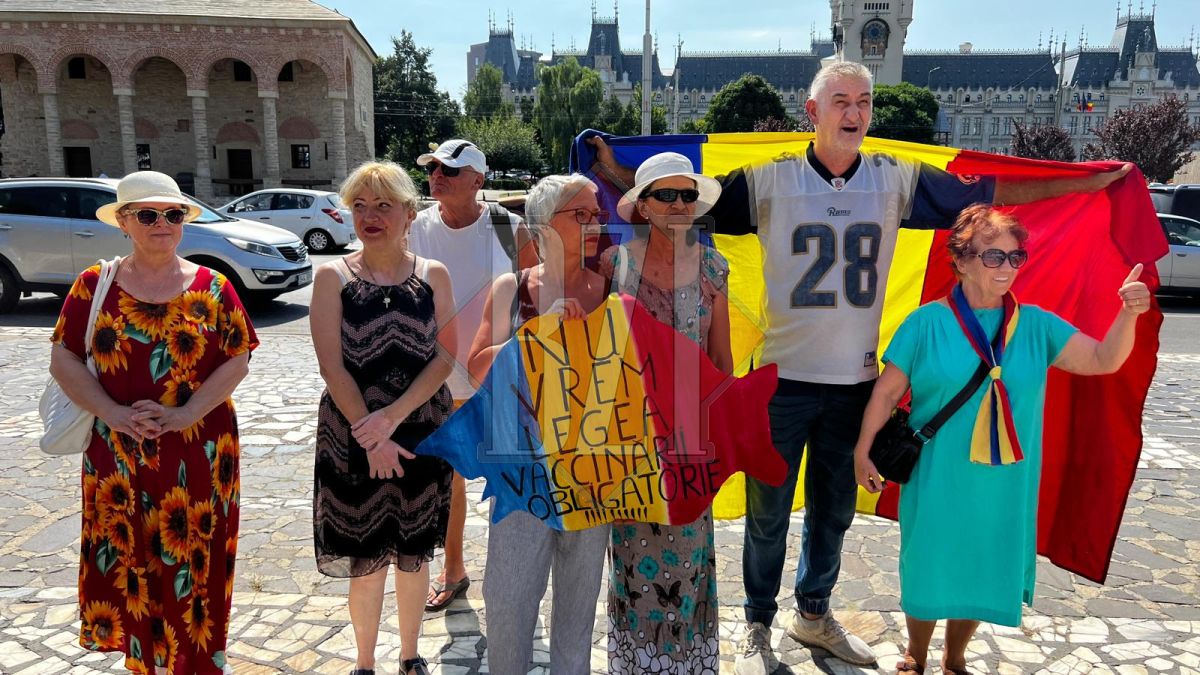 Protesc în fața Prefecturii Iași. Zeci de oameni s-au adunat pentru a-şi striga nemulţumirea privind vaccinarea obligatorie – FOTO