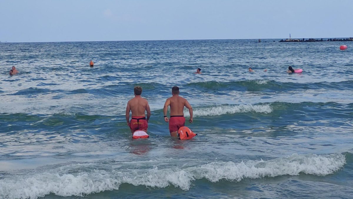 Scene halucinante pe litoral! O femeie a pus la punct un salvamar, după ce acesta i-a scos copiii din mare