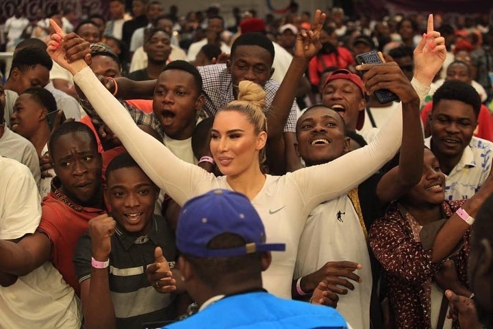 Sarah Dumitrescu a revenit pe terenul de baschet. A creat isterie în Congo