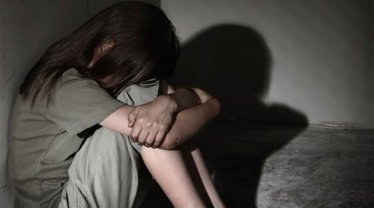 Un bărbat din Hârlău a fost reținut de polițiști după ce și-ar fi violat în repetate rânduri fiicele minore
