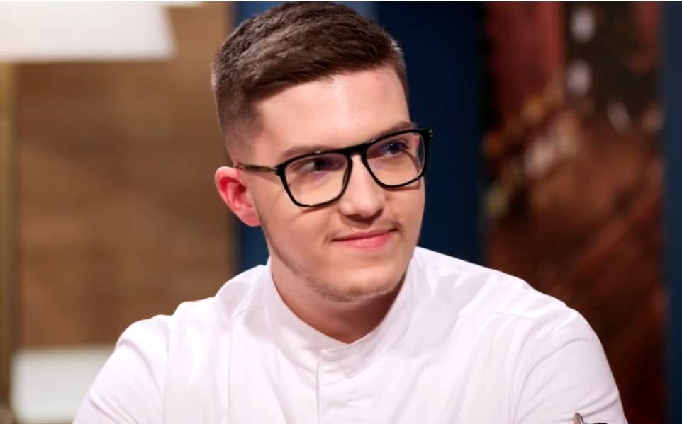 Alex Mihoc, un tânăr în vârstă de 18 ani, a primit cuțitul de aur de la Cătălin Scărlătescu