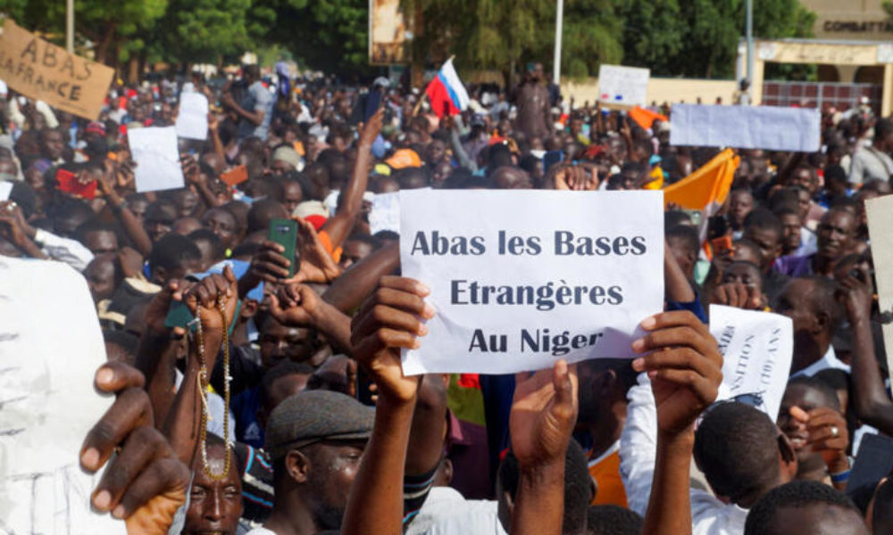 Emmanuel Macron a cedat în cele din urmă: Franța se pregătește să părăsească Nigerul