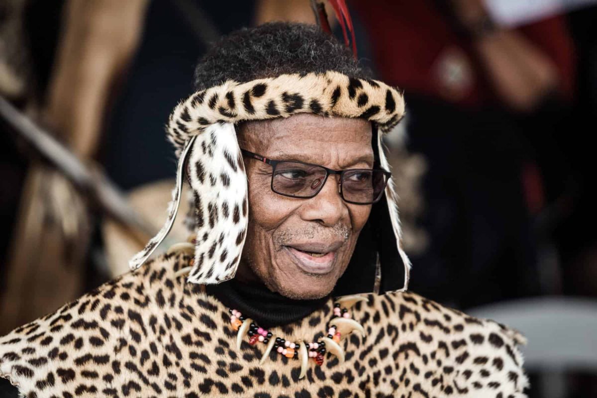 Prințul zulu Mangosuthu Buthelezi  a murit la vârsta de 95 de ani. A rămas în istorie ca o figură controversată, ce a marcat istoria Africii de Sud