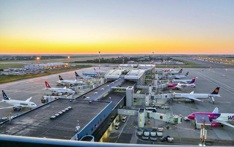 Un avion de pasageri care zbura spre Praga a aterizat de urgență pe Aeroportul Otopeni