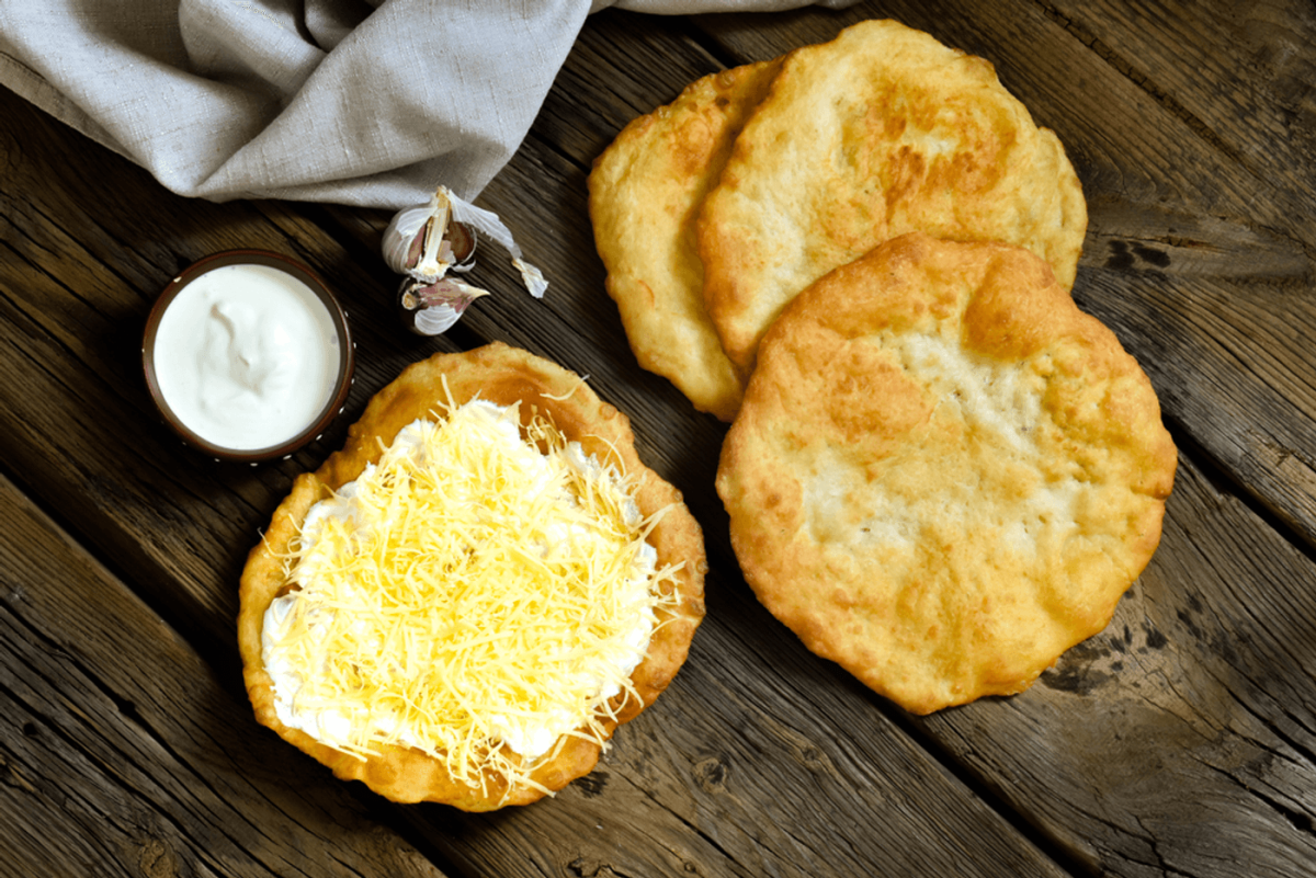 Cel mai bun aluat pentru langoși. Secrete culinare pentru un desert reușit