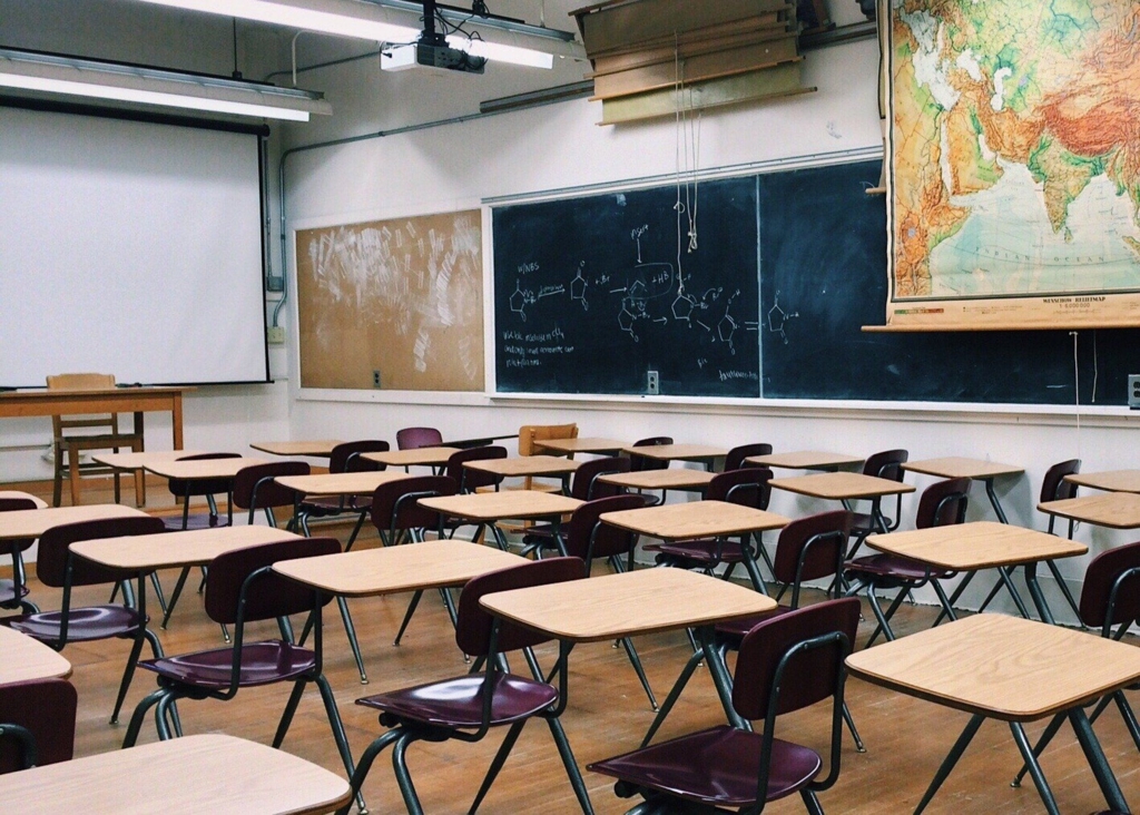 Orarul de începere a cursurilor ar putea fi decalat. Ministrul Educației vrea să evite aglomerația în orașele mari
