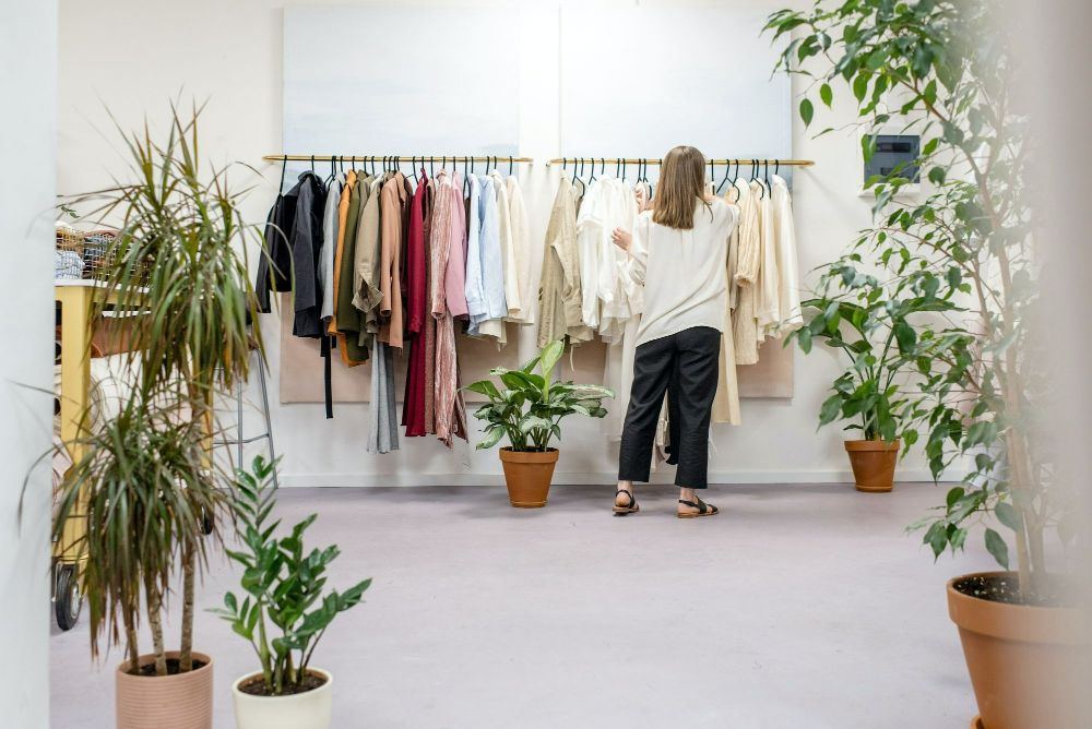 Cum creezi o garderobă capsulă de toamnă? 5 piese basic pe care le vei îndrăgi