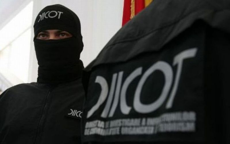 Aceasta poate fi numită mamă?! Și-a pozat fetele dezbrăcate şi a trimis pozele prietenilor iubitului ei
