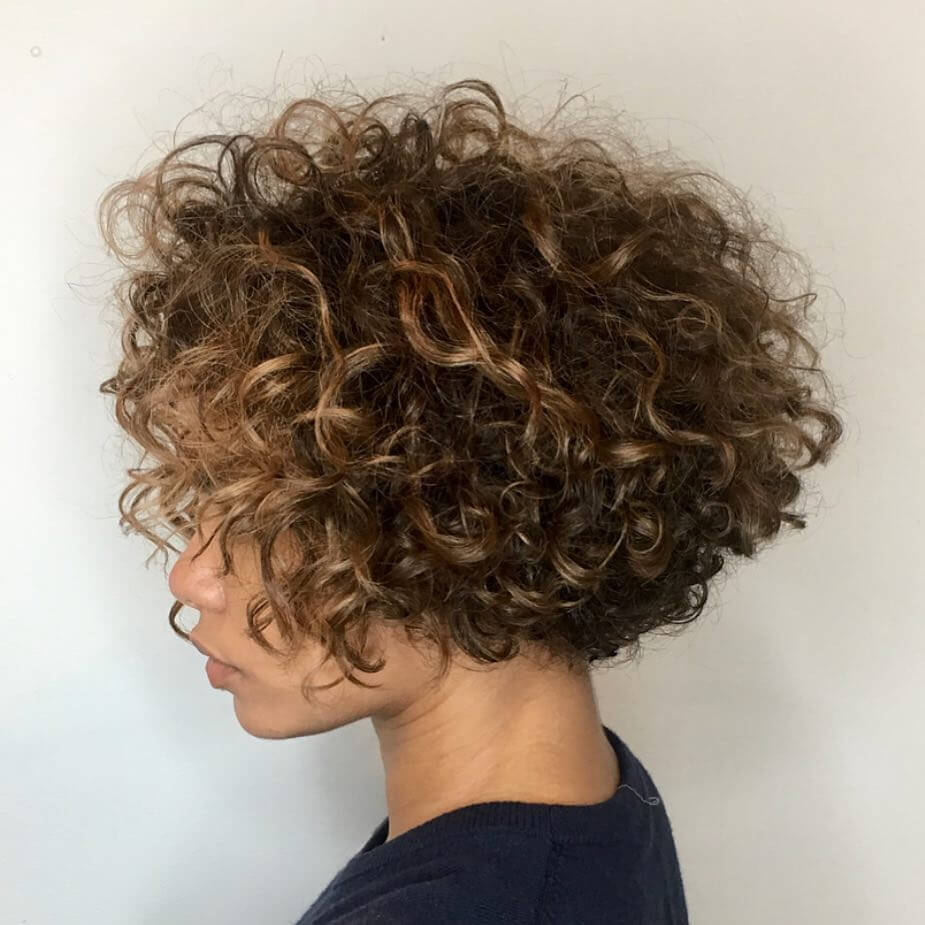Tunsori bob pe păr ondulat natural. Cum să ai grijă de acest look pentru a arăta mereu coafată 