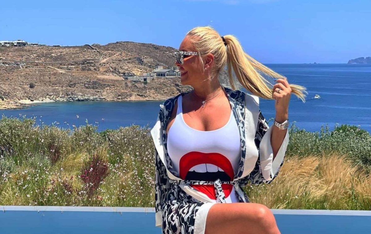 Vica Blochina a pozat fără sutien, pe marginea piscinei. Vedeta s-a lăsat admirată în toată splendoarea ei