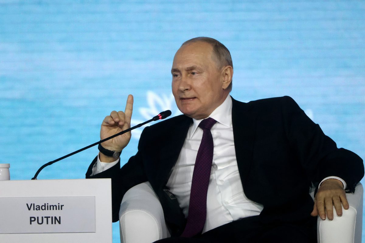 Vladimir Putin critică SUA pentru că au trimis în Ucraina muniții cu dispersie și obuze de uraniu sărăcit