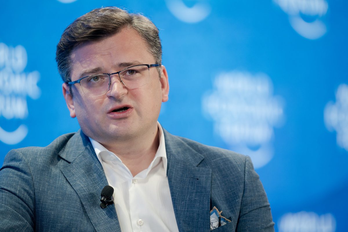Dmitro Kuleba, ironii după întâlnirea dintre Viktor Orbán și Vladimir Putin. „Și-a spălat și dezinfectat mâinile după ce a dat mâna”