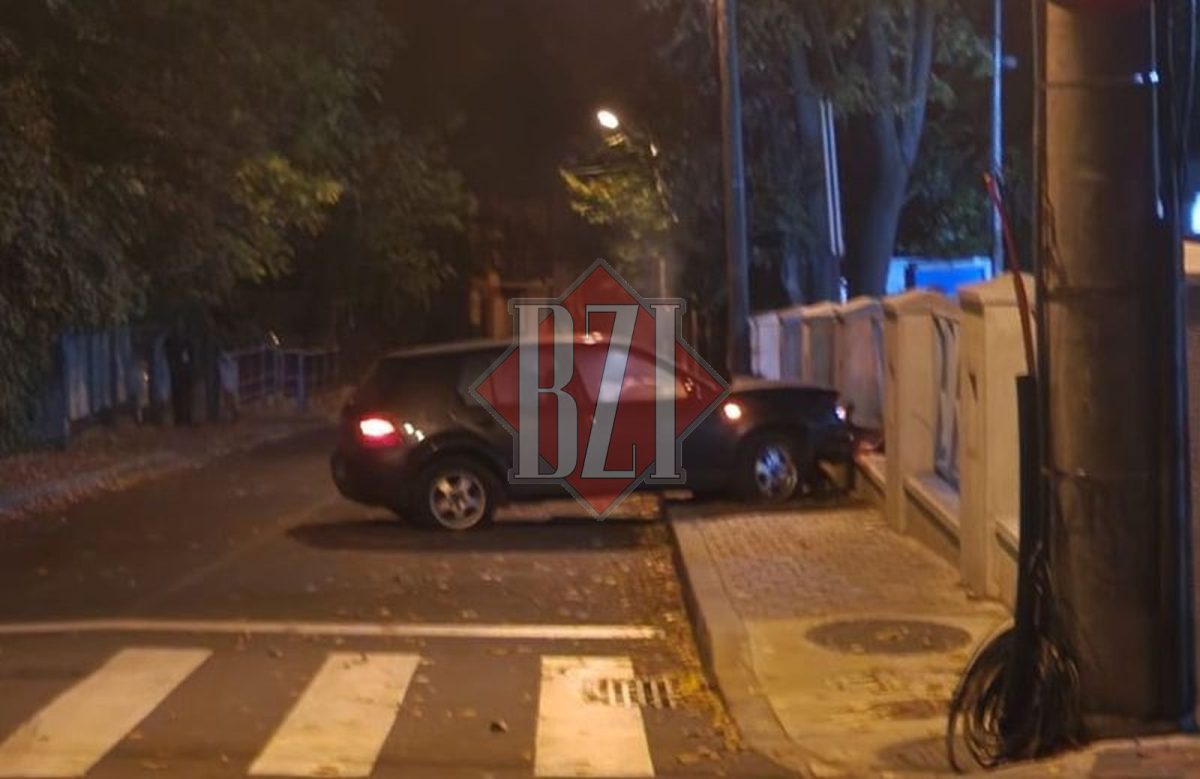 Accident rutier în Copou! Un șofer a intrat cu mașina într-un gard și a fugit de la fața locului – FOTO/VIDEO
