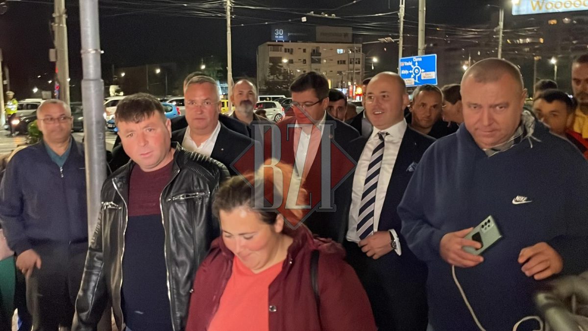 Nicolae Ciucă și mai mulţi miniştri liberali se îndreaptă spre racla cu moaștee Sfintei Cuvioase Parascheva – FOTO