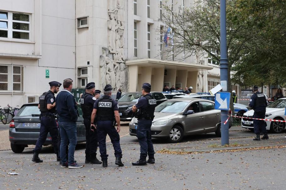 Școala din nordul Franței unde vineri a fost ucis un profesor, a fost evacuată din cauza unei amenințări cu bombă