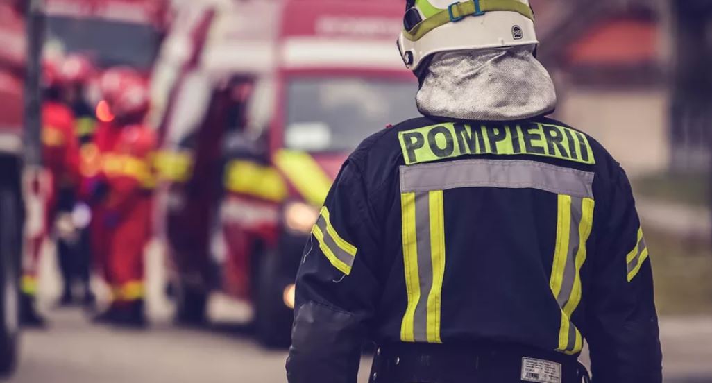 O anexă gospodărească a luat foc în comuna Scobinți. Pompierii intervin
