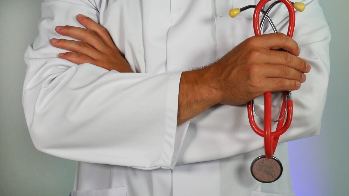 Managerii şi directorii medicali ai spitalelor publice pot rămâne în funcţii până la 70 de ani