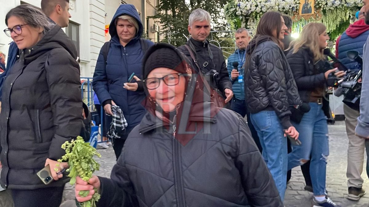 Iat-o, ea este primul pelerin. Are 71 de ani și a venit tocmai de la Adjud – GALERIE FOTO