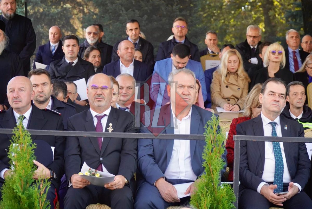 Un primar din Iași, prezent la slujba pentru Sfânta Cuvioasă Parascheva, și-a făcut loc între Maricel Popa și Ludovic Orban – FOTO