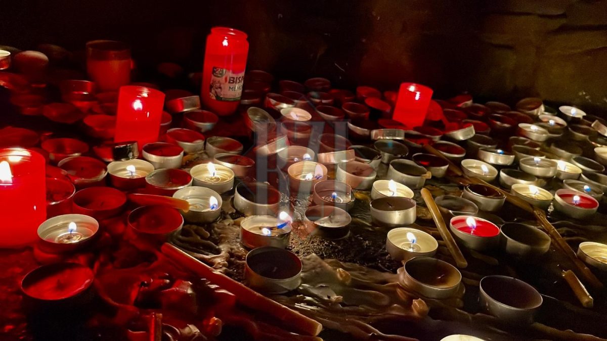 “Zidul plângerii” iluminat de candele, din nou. Pelerinii aprind lumânări pe pietre înainte să ajungă la racla Sf. Parascheva – GALERIE FOTO