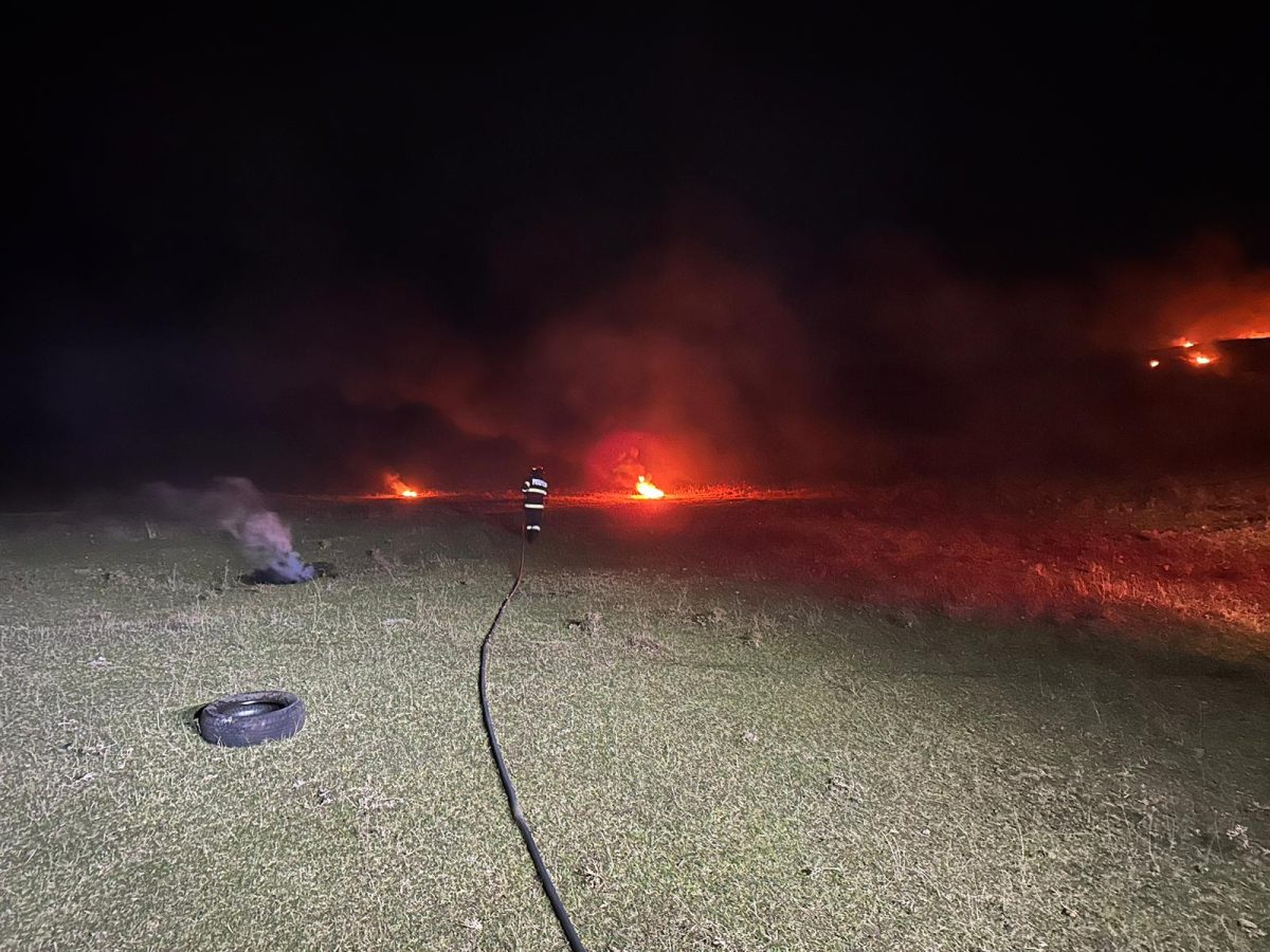 Incendiu în județul Iași. Mai multe cauciucuri au fost cuprinse de flăcări – FOTO
