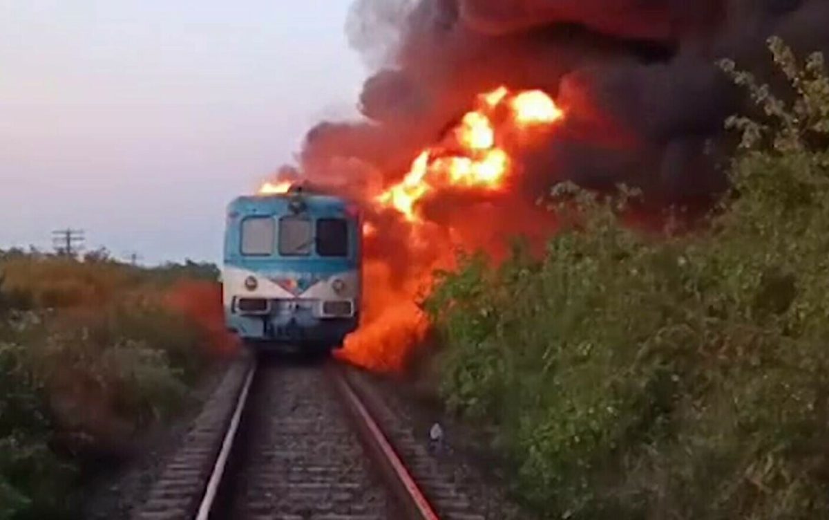 Locomotivă, în flăcări! Zeci de călători s-au autoevacuat și au reușit să se salveze