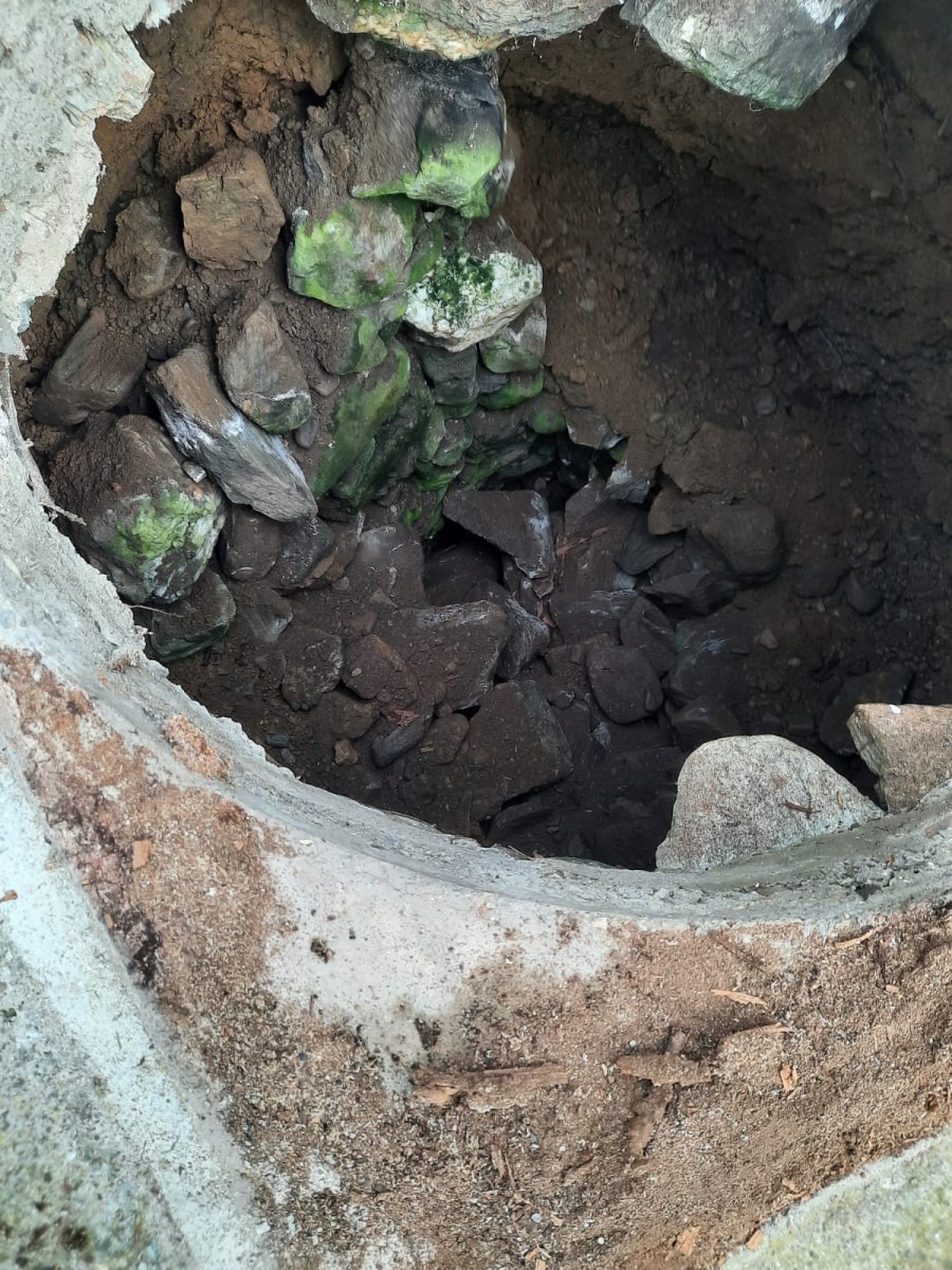 Bărbat, îngropat doi metri sub pământ, la Pojâorâta după ce un mal al unei fântâni pe care o curăța s-a surpat – FOTO